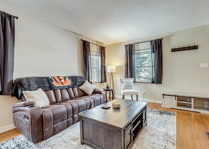 Cincy Area Bungalow W/ Deck & Yard, Pets Welcome!
