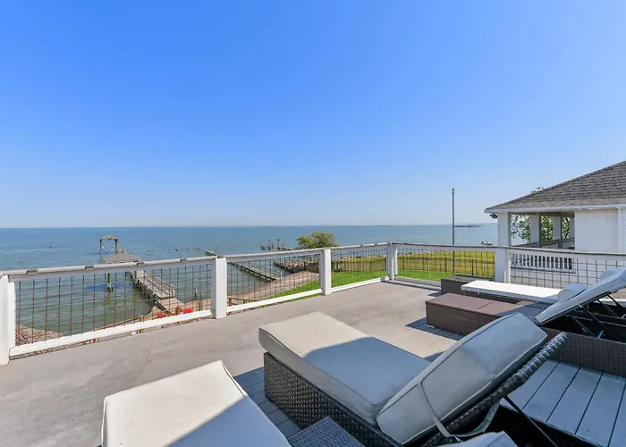 Bayfront Luxury House With Pool