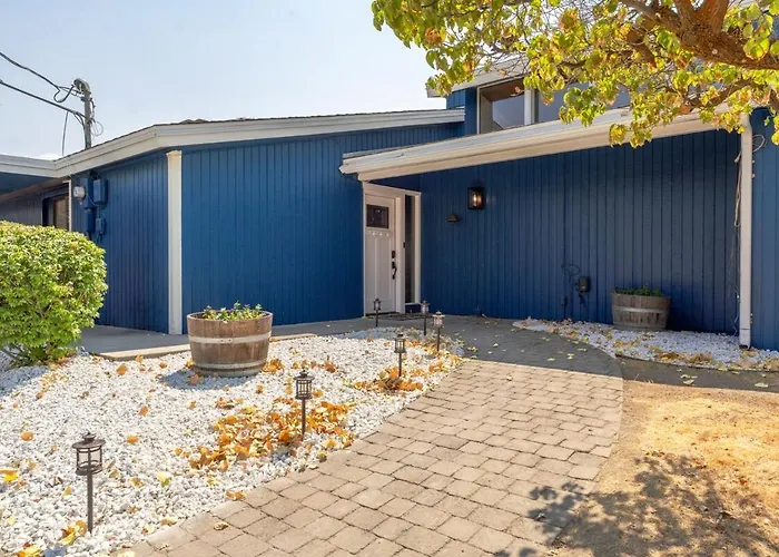 Sunny Retreat-Lake Views,Hottub,Bbq,Firepit,Ev