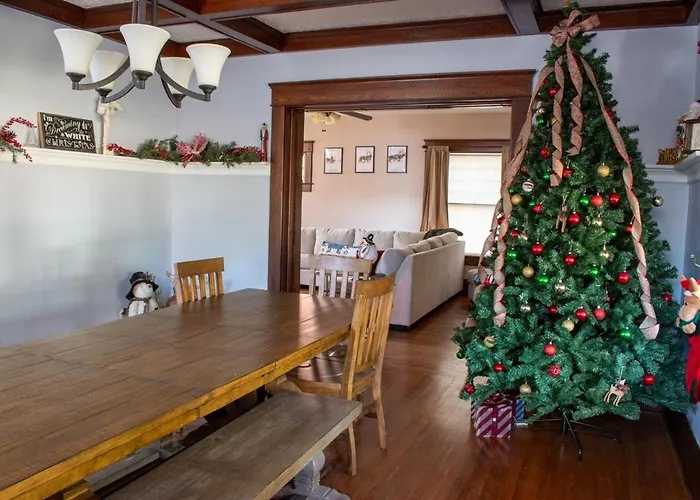 4Br- Downtown Christmas Home