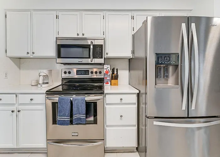 Hot Tub + Gazebo: Group Getaway Near Dtwn Conway!
