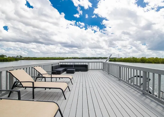 Waterfront 6Br Oasis, Pool, Gym, Huge Dock