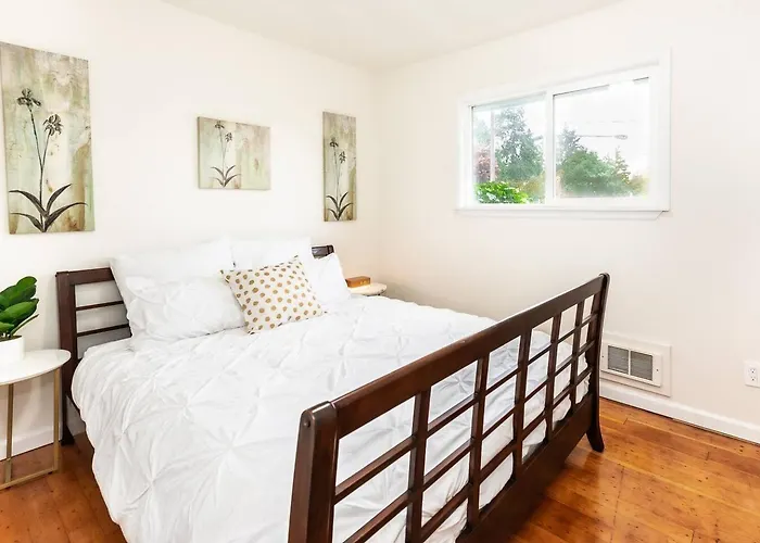 7 Min Airport Rambler, Fenced Yard
