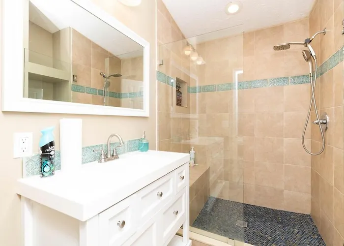 Waterfront 6Br Oasis, Pool, Gym, Huge Dock