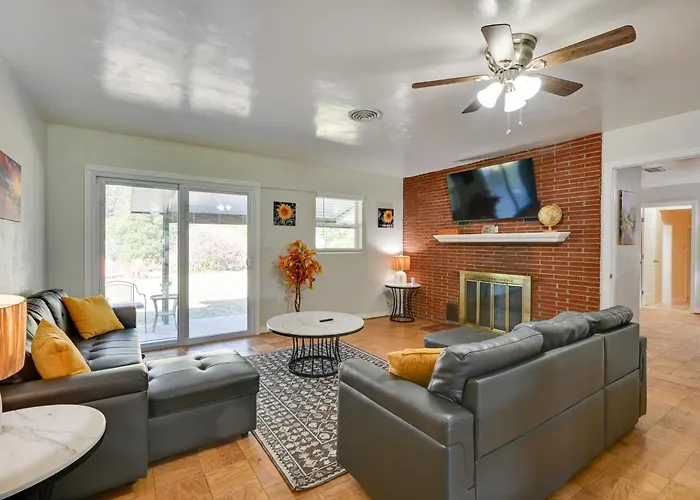 7 Mi To Busch Gardens! Family & Pet-Friendly Home