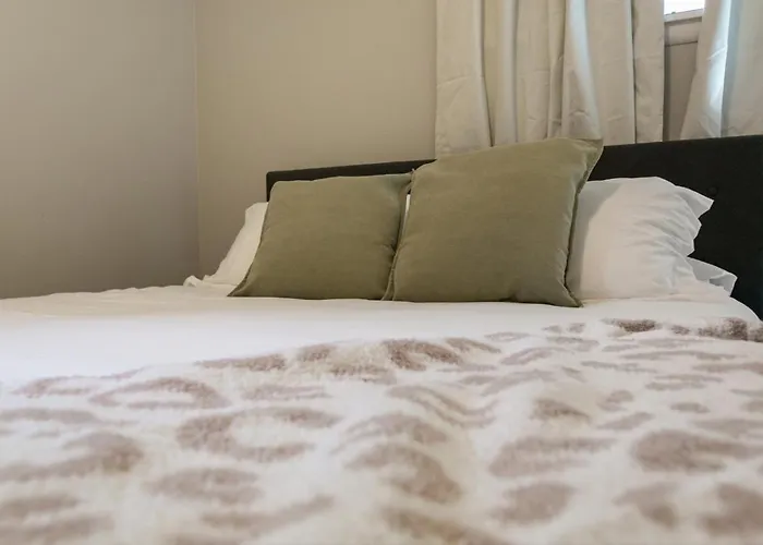 Spacious New 5 Bed Family Retreat Near Naval Base