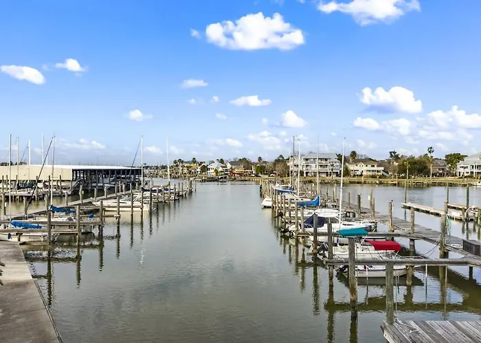 Elegant Lakefront Condo Showcasing Spectacular Views.