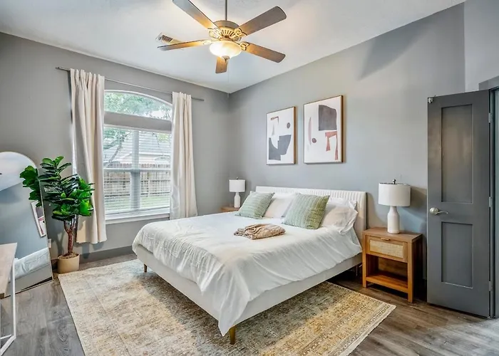 Cypress Gem, Cozy, Central & Pet-Friendly Retreat