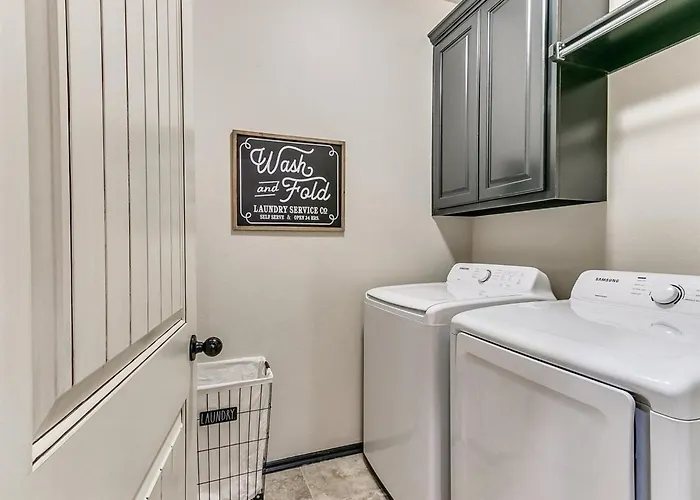 Spacious Deer Creek Home With Study And Yard