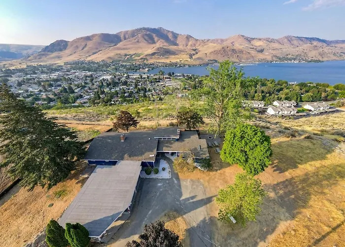 Sunny Retreat-Lake Views,Hottub,Bbq,Firepit,Ev