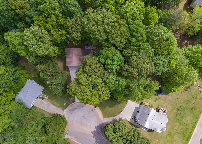 Tranquil Hideaway Home - Pet-Friendly