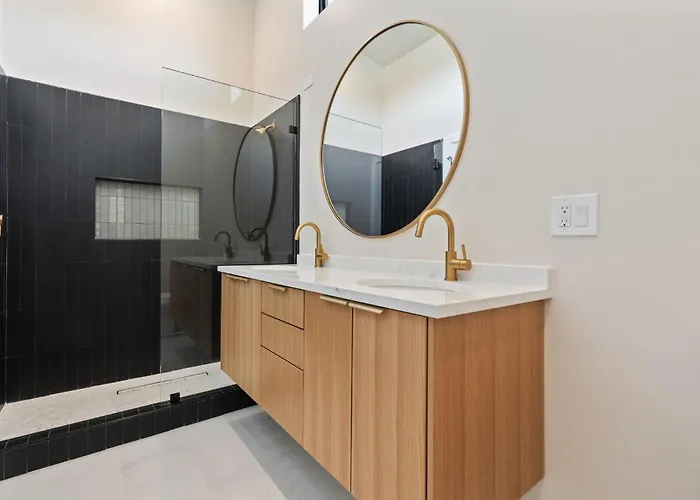 Modern Style Home, Near Expo, Rsl Stadium, Skiing