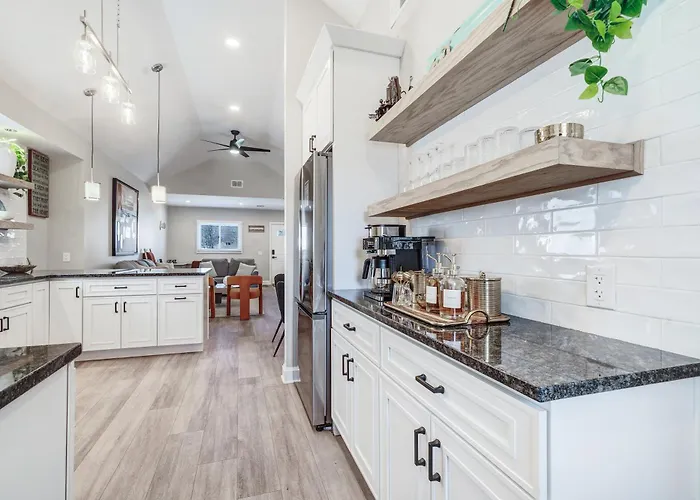 3Br Beach House | Fire Pit & Bar | Steps To Beach