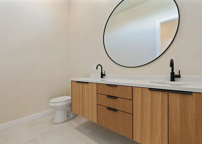Modern Style Home, Near Expo, Rsl Stadium, Skiing