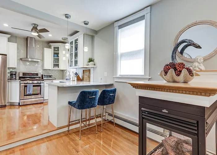 Steps To Short Beach: Ocean-View Apt W/ Deck!