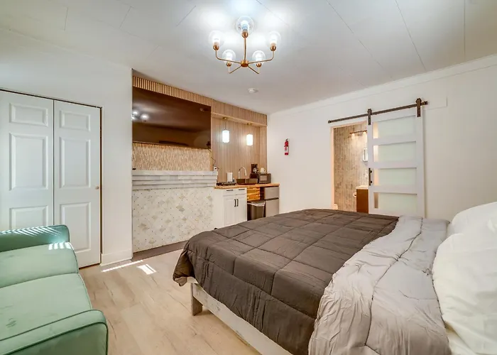 Historic Hinton Gem: Walkable Luxury Near Dtwn!
