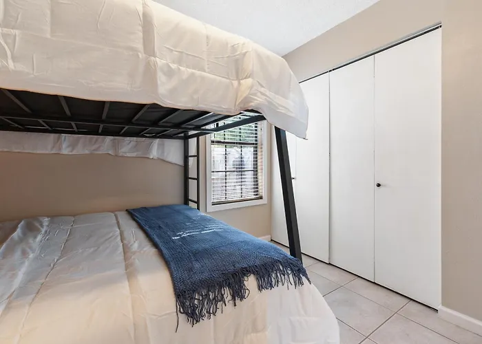 Full-Turf Private Yard, King Bed, Sleeps 8, Dogs Stay Free, 8 Mi To Pensacola Beach, In-Unit Washer And Dryer