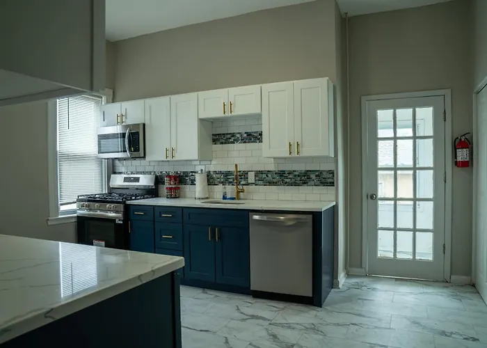 Comfortable Two Bedroom Apartment In Long Branch