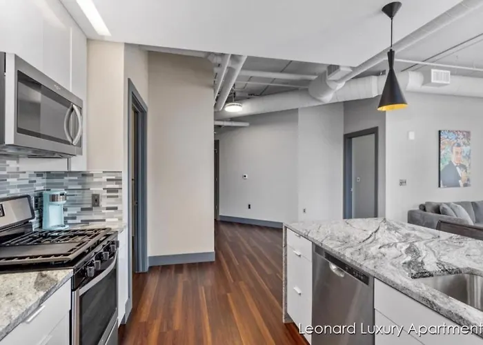 1 Queen Bedroom W City Views - Leonard Building