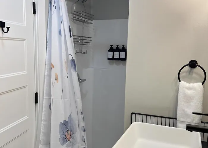 Urban Queen Apartment At The Victorian Unit D