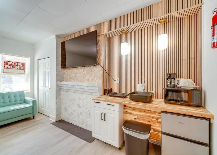 Historic Hinton Gem: Walkable Luxury Near Dtwn!