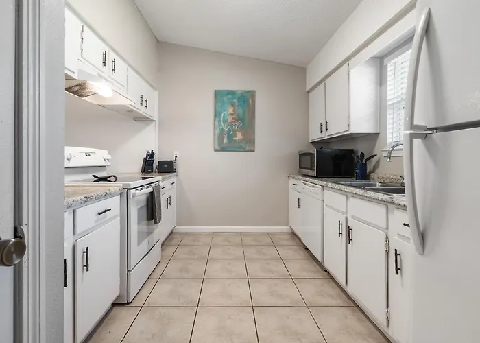 Full-Turf Private Yard, King Bed, Sleeps 8, Dogs Stay Free, 8 Mi To Pensacola Beach, In-Unit Washer And Dryer