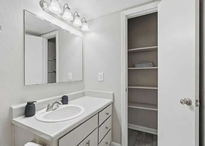 Modern 1Br Retreat Near Stone Mountain
