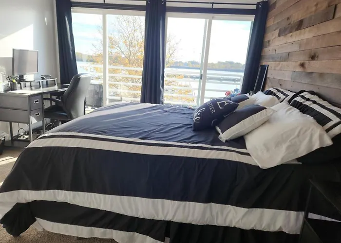 Port Clinton Paradise- Waterfront 2 Bedroom, Pool, Hot Tub, Sauna, Fire Pit