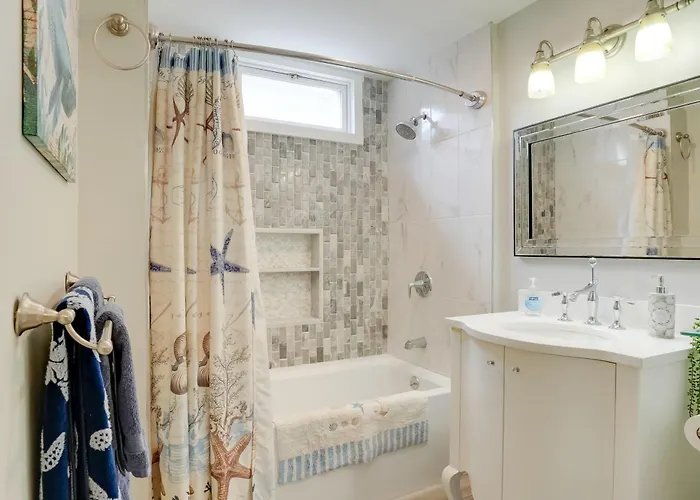 Steps To Short Beach: Ocean-View Apt W/ Deck!