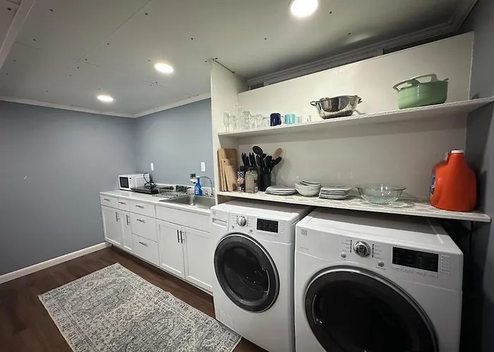 Convenient 1 Bedroom Apartment With Private Basement Entrance - 5 Min To Green Line T Station & Newton Wellesley Hospital At Newton Boston