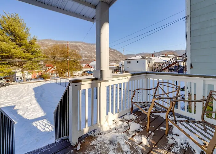 Explore New River Gorge! High-End Hinton Retreat