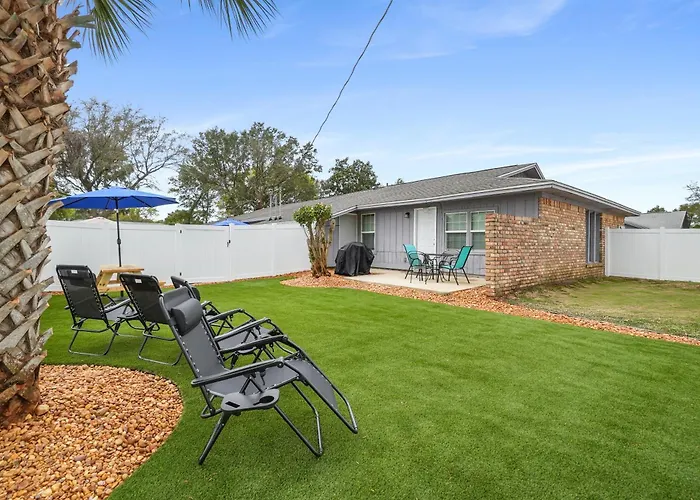 Private Fenced Turf Yard, King Bed, Dogs Stay Free, 8 Mi To Pensacola Beach, In-Unit Washer And Dryer