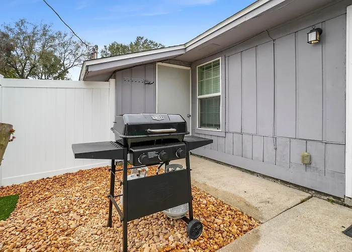 Private Fenced Turf Yard, King Bed, Dogs Stay Free, 8 Mi To Pensacola Beach, In-Unit Washer And Dryer