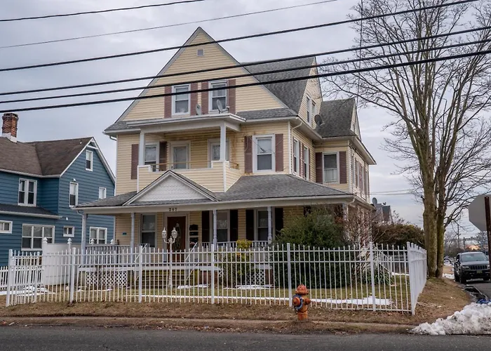 Comfortable Two Bedroom Apartment In Long Branch