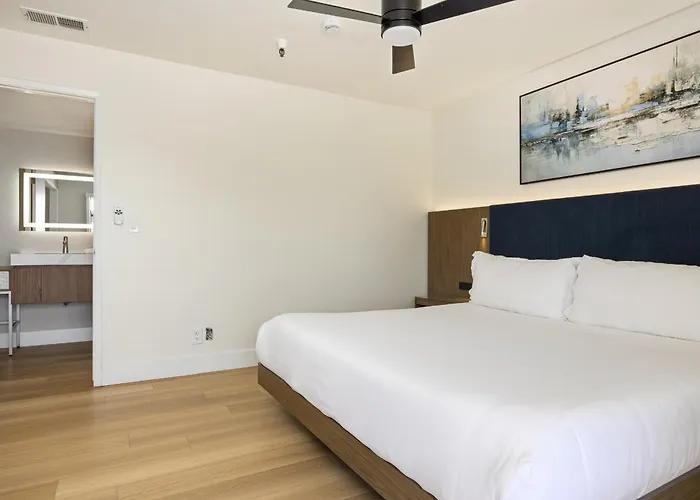 456 Embarcadero Inn & Suites