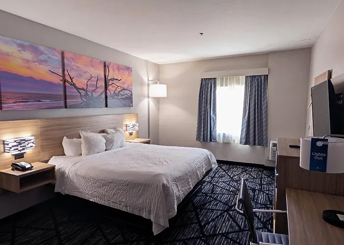 Days Inn & Suites By Wyndham Augusta Near Fort Eisenhower