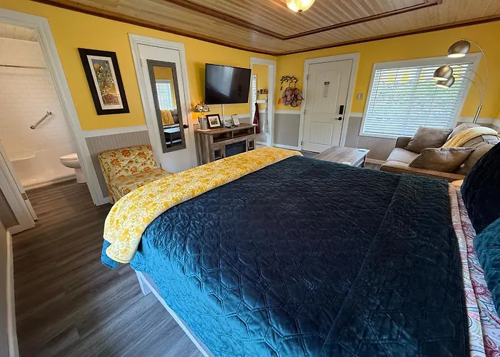 Sherwood Court Cottages & Guest Rooms