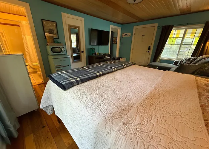 Sherwood Court Cottages & Guest Rooms
