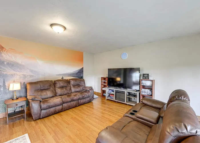 Columbia Falls Private Retreat: Pool Table & Deck!
