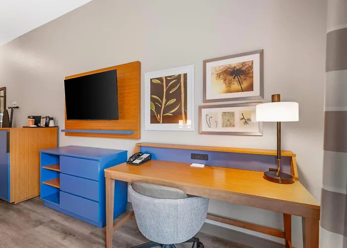 Country Inn & Suites By Radisson, West Bend, Wi