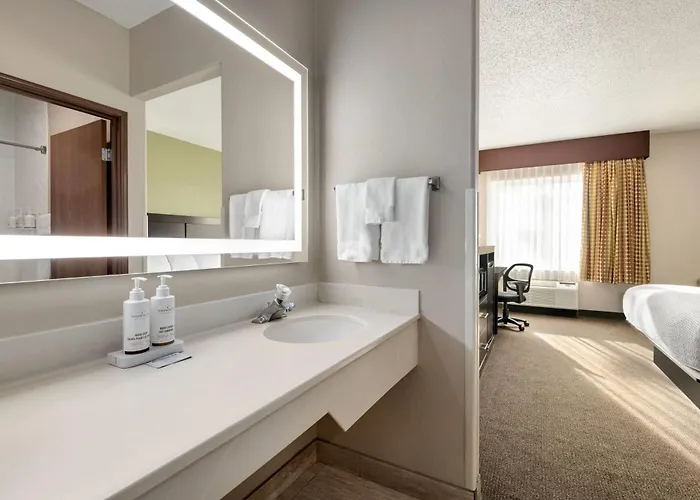 Baymont By Wyndham Rockford