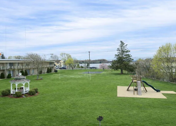 Riverview Inn & Suites