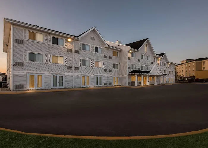 Travelodge Suites By Wyndham Regina - Eastgate Bay