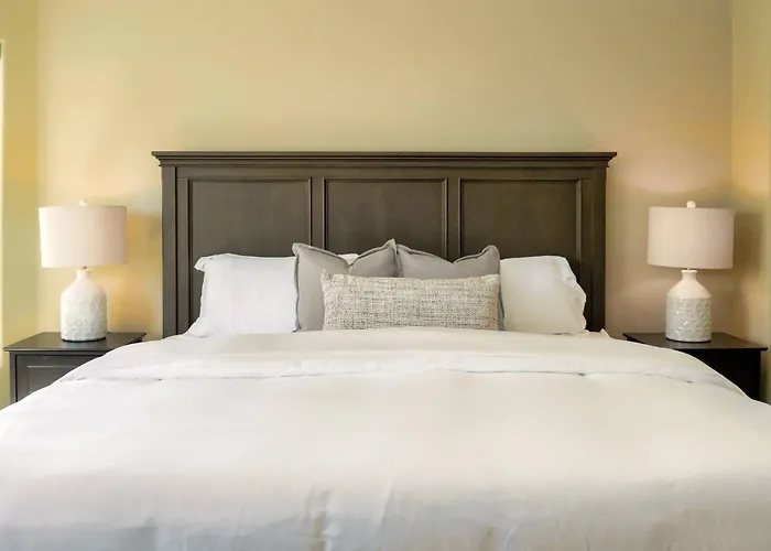 Stayshores Chic Retreat - Pool Hottubsweet Sleep