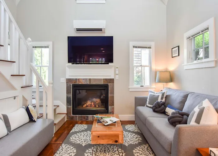 4 Min Walk To Commercial Street And Beach
