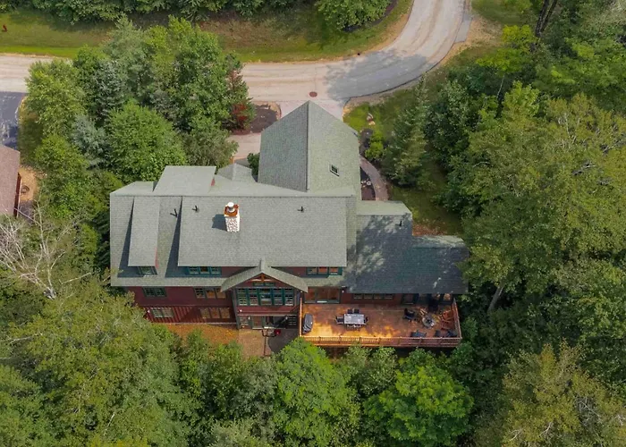 Loon Ski-Inout Chalet Sleeps 20 Pool Table