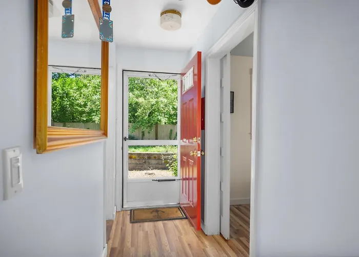 Dog-Friendly Cape Cottage Near Beach Towns