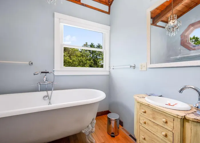 Dog-Friendly Cape Cottage Near Beach Towns