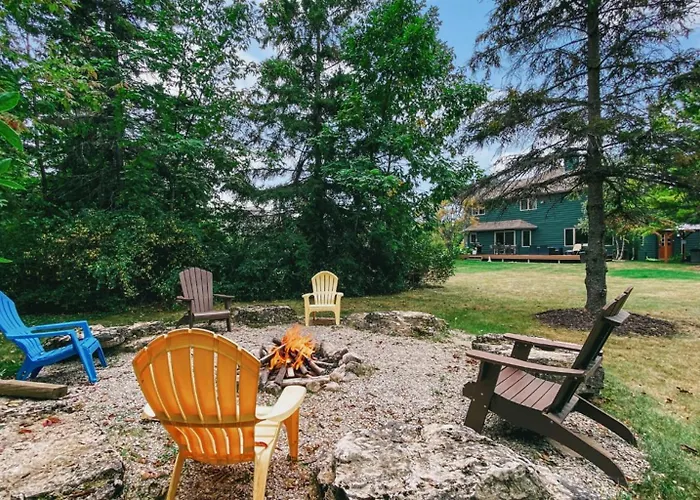 Cherry Hill- Charming Sister Bay Home, Backyard Oasis, Hottub