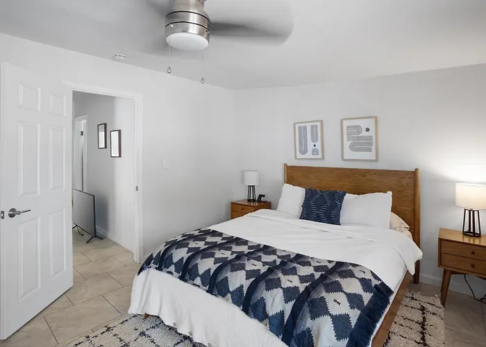 Desert Retreat - Hot Tub, Full Kitchen, Near Jt